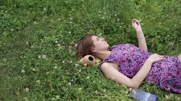 Beautiful girl lying down of grass — Stock Video