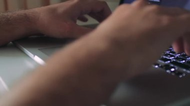 Eller klavyede yazarken kapat