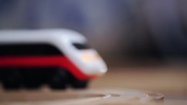 Küçük elektrikli tren ahşap demiryolunda hareket ediyor.