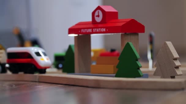 Παιχνίδι ηλεκτρικό τρένο κινείται σε ξύλινο σιδηρόδρομο — Αρχείο Βίντεο