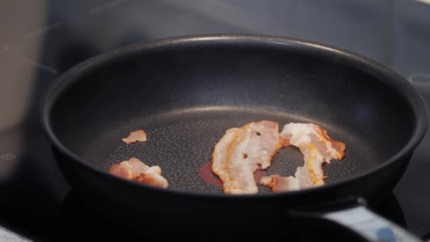 Bacon che viene messo nella padella — Video Stock