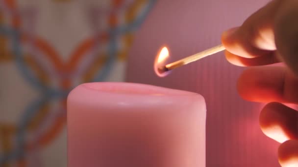 Ман зажигает рождественские свечи. — стоковое видео