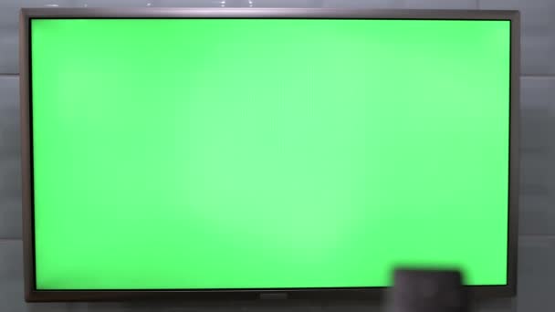 Televisión en la pared con pantalla verde — Vídeos de Stock