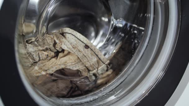 Biancheria pulita e lavata nel tamburo della lavatrice — Video Stock