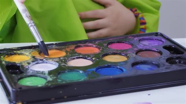 Маленькі художники рука пензля фарби в руці з кольоровою палітрою . — стокове відео