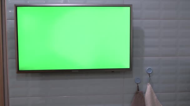 TV LCD con pantalla verde en la pared — Vídeos de Stock