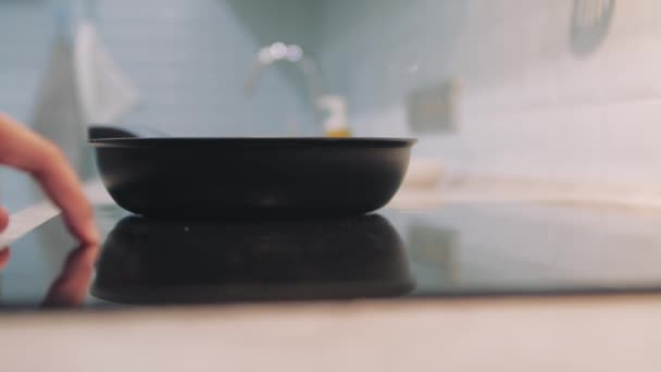 Смажити сковороду на індукційній сковороді. Готуємо здорову їжу вдома . — стокове відео