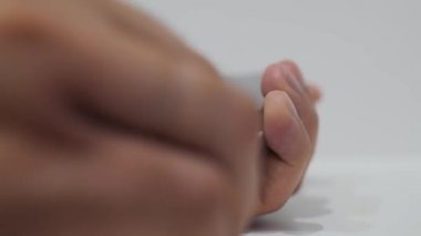 Modern aygıtla bağlantı kuran ya da kesen veri kablosu.