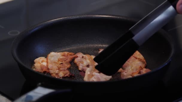 Filmación de tocino frito en una sartén. — Vídeos de Stock