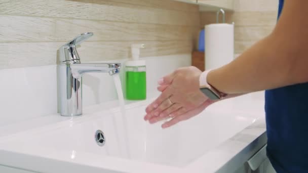 Γυναικεία χέρια για να πλένουν τα χέρια τους με σαπουνόφουσκες — Αρχείο Βίντεο
