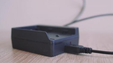 Adam siyah şarj aletine elle pil takıyor