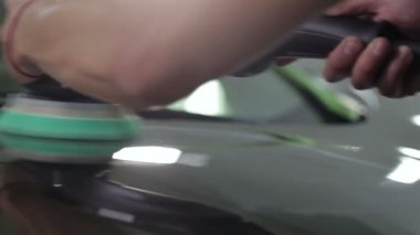 Kahverengi araba cilalayan bir işçi..