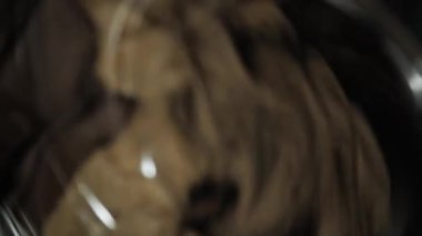 Çamaşırları kurutuyorum. Kurutma makinesini kapat.