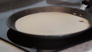 Siyah tavada krep yapmak.