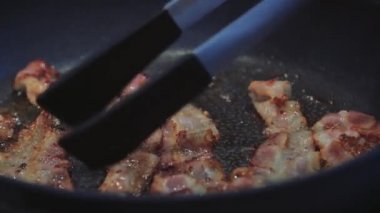Çıtır çıtır ve ince pastırmalı sıcak siyah bir tavada sigara ve cızırtı..