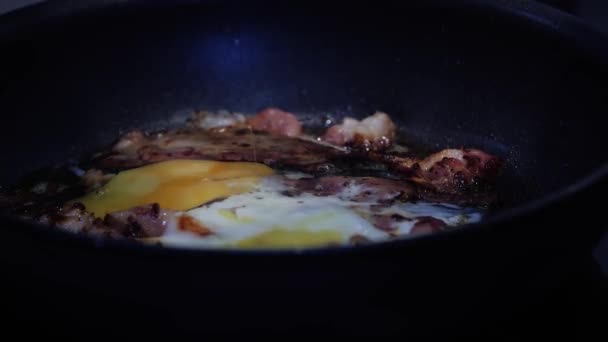 Bacon och ägg tillagas i en kastrull — Stockvideo