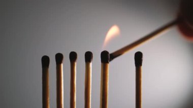 Kibrit çöplerini yakmak. Ateşin Domino etkisi kibrit çöplerine yayılıyor