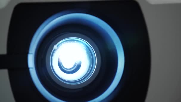 Κινηματογραφικός προβολέας LCD. Φακός με σκόνη που φέρουν και μπλε ταινία. — Αρχείο Βίντεο