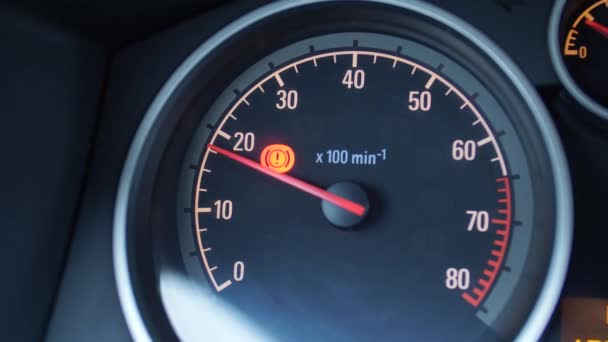 Egy modern autó tachométer közelkép — Stock videók