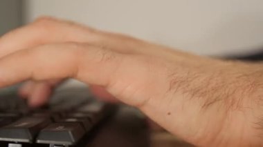 Klavyede hızlı yazma. 4K görüntü