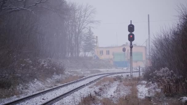 Semafoor over de spoorweg in de winter gloeiend rood. — Stockvideo