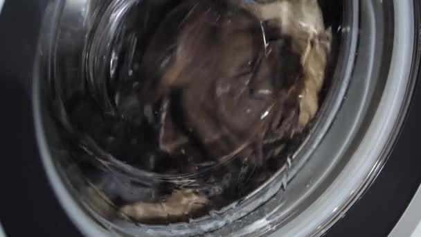 Lavadora lava ropa ropa ropa como de color. — Vídeos de Stock