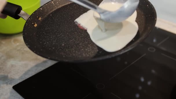 Fabrication de crêpes frites en fonte vue de dessus de la poêle — Video