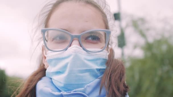 Tıbbi maske takarken gözlük buğulanır. Kapsamlı önleme — Stok video