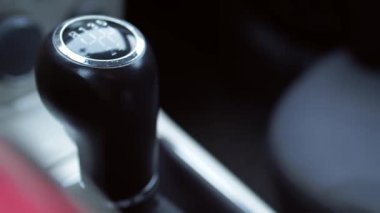 Sürücü el ile vitesi değiştiriyor..