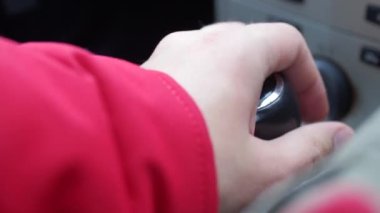 Erkek el değiştirme vites kolu bir arabada. 4K stok görüntüsü. Sağ el trafiği