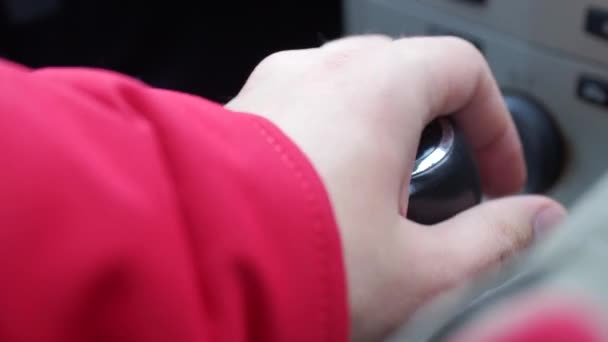 남자 손으로 자동차의 수동 기어 레버를 바꾼다. 4K 증거물이야. 우측통행 — 비디오