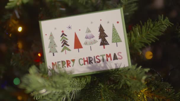 Vrolijk kerstcadeau doos op kerstboom. — Stockvideo