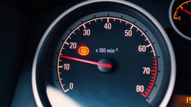 Tachometer mobil asli close-up. Muatan pada mesin. — Stok Video