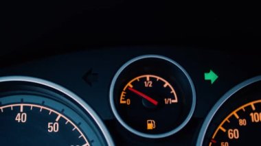 Araba torpidosu yakın plan. Yeşil bir trafik lambası..