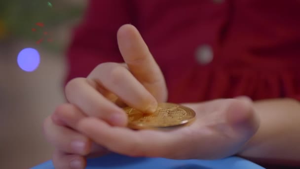 Moneta bitcoina w ręku dziecka — Wideo stockowe