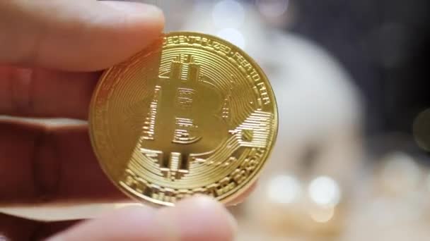 Uomo in mano simbolo di crypto bitcoin — Video Stock