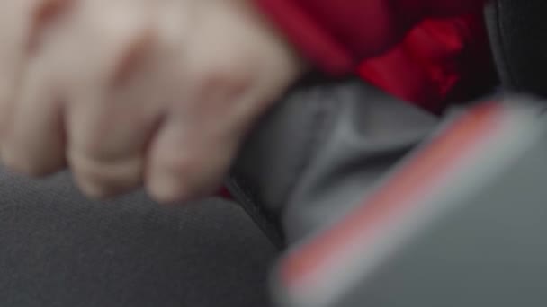 Quitar el freno de mano de un coche. Fijación del conductor del cinturón de seguridad. Seguridad del coche y conductor. — Vídeo de stock