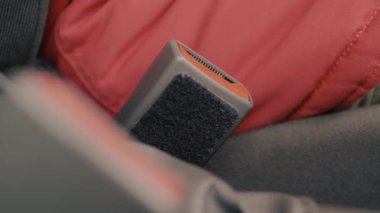 Araba kullanmadan önce erkeğin emniyet kemerini bağladığı yakın çekim görüntüleri..