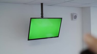 Konferans odasındaki televizyonu aç. TV uzaktan kumandası.