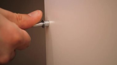 Tornavidayı vidaya çeviren araçları kapat.