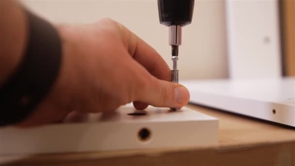 Skrue skruerne med manuel skruetrækker. Nærbilleder fra nærbilleder. – Stock-video
