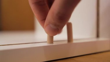 Tahta pimi, yonga tahtasındaki delinmiş deliğe yerleştiriyorum.