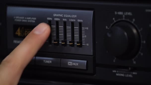 Ajuste o equalizador gráfico no gravador japonês. — Vídeo de Stock