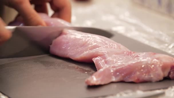 Az ember friss nyúlhúst vágott. Nyers nyúl vágása késsel. — Stock videók