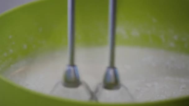Fouetter la pâte pour les crêpes. Préparation de l'essai avec un mélangeur. — Video