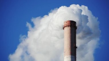 Gün boyunca bir termik santralin borusu.