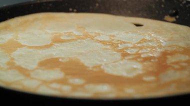 Ev yapımı krep yapma süreci. İndüksiyon hobında kızartma tavası. Modern ev aletleri.