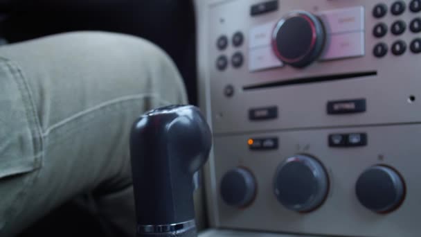 Mano del conductor desplazando el engranaje manual en el primer plano del coche. — Vídeo de stock