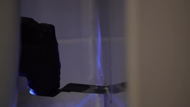 Profesyonel araçla duşta harcı kaldır — Stok video