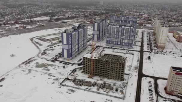 Vista aérea da construção de um edifício residencial alto. Painel de casas. — Vídeo de Stock